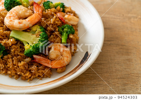 fried rice with broccoli and shrimps 94524303