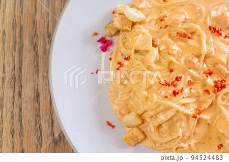 spaghetti salmon cream sauce 94524483