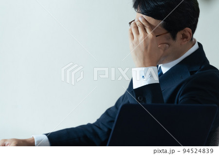 悩む中高年ビジネスマン 悩む中高年ビジネスマン 94524839