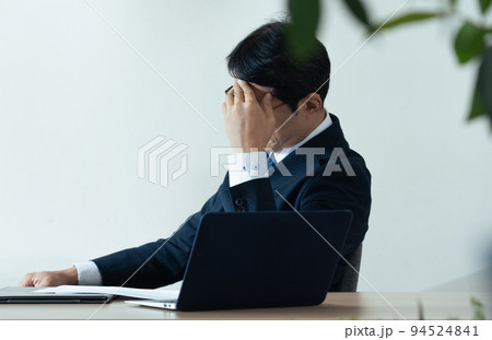 悩む中高年ビジネスマン 悩む中高年ビジネスマン 94524841