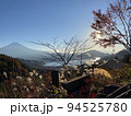 富士山と秋の紅葉 94525780