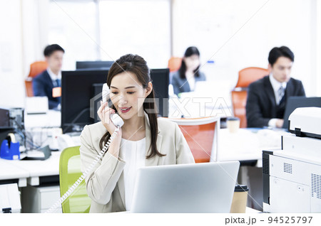 ビジネス　オフィス　電話　女性　通話　笑顔 94525797