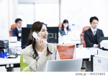 ビジネス オフィス 電話 女性 通話 笑顔 ビジネス オフィス 電話 女性 通話 笑顔 94525805