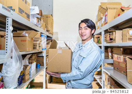 倉庫と作業者 94525812