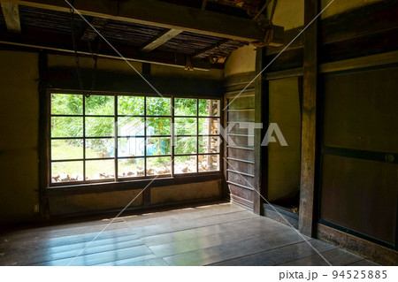 伝統的な古民家の内部【インテリア】 94525885