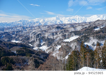 青空を背景に大望峠から見た白銀の北アルプス大パノラマ　Ver2 94525905