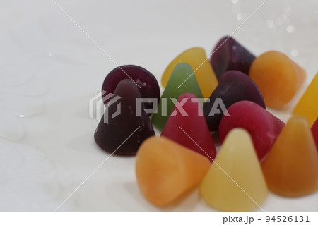 ベルギー伝統菓子　キュベルドン（右寄り） 94526131