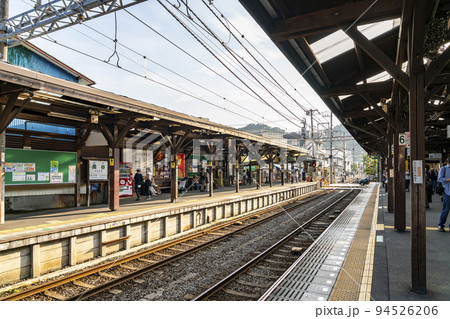 【神奈川県】夕暮れの長谷駅のホーム 94526206