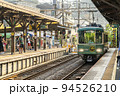 【神奈川県】夕暮れの長谷駅のホームと江ノ電 94526210