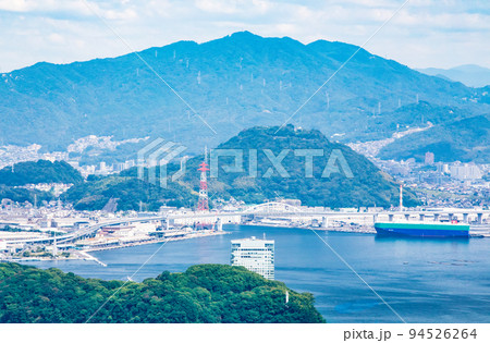 広島市街地を瀬戸内海の島の山頂から展望しています。元宇品公園やG7会場のホテルが見えます。広島県 広島市街地を瀬戸内海の島の山頂から展望しています。元宇品公園やG7会場のホテルが見えます。広島県 94526264