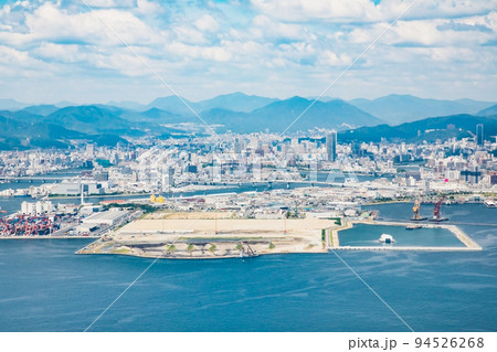 広島市街地を瀬戸内海の島の山頂から展望しています。広島港に隣接する出島開発地区が正面です。広島県 94526268