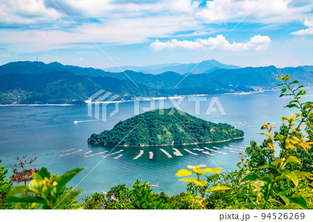 広島湾に浮かぶ似島の安芸小富士山の山頂から、隣接する峠島の牡蠣養殖イカダの見える風景です。広島県 94526269