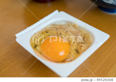 納豆の容器に生卵を直接割って入れる 94526308