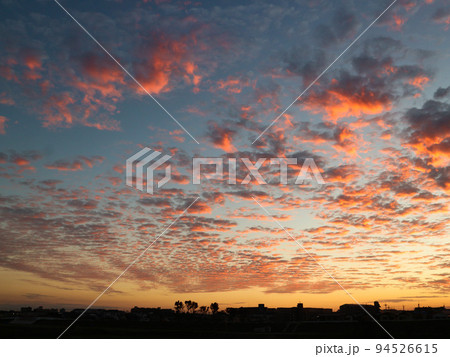 雲が真っ赤に染まった夕焼け 94526615