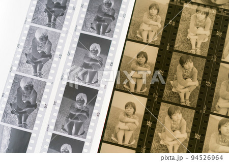 現像済みモノクロフィルムとベタ焼き 94526964