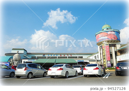 松葉ガニのシーズンを迎えて買い物客で賑わう鳥取県境港市の海産物市場（イラスト風） 94527126