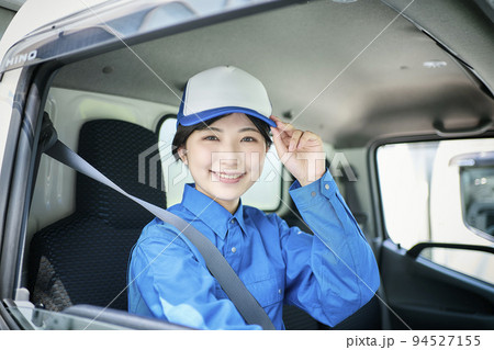 女性ドライバー　トラック 94527155