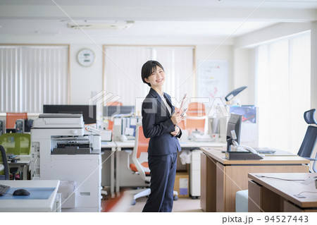 会社員　新人 94527443