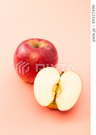 カットしたリンゴ ピンク背景 カットしたリンゴ ピンク背景 94527490