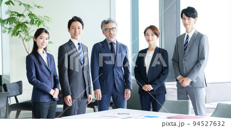 オフィスで働くビジネスパーソンのポートレート オフィスで働くビジネスパーソンのポートレート 94527632