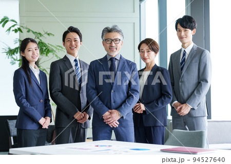 オフィスで働くビジネスパーソンのポートレート 94527640