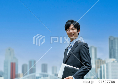 外回りの営業をする若いビジネスマン 94527780