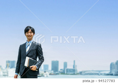 外回りの営業をする若いビジネスマン 外回りの営業をする若いビジネスマン 94527783