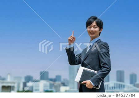 外回りの営業をする若いビジネスマン 94527784