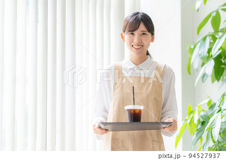 カフェで働く女性のイメージ カフェで働く女性のイメージ 94527937