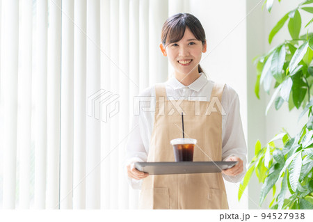 カフェで働く女性のイメージ カフェで働く女性のイメージ 94527938