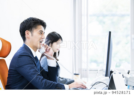 オフィスで働くビジネスマン 94528171