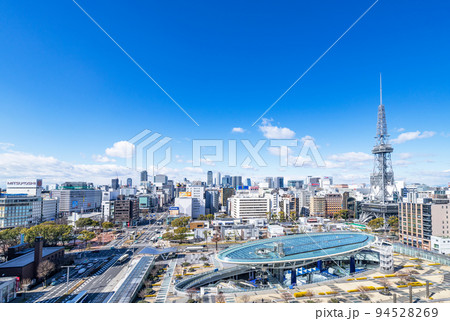 愛知県名古屋市　快晴のオアシス21と名古屋テレビ塔（MIRAI TOWER）と周辺の栄の街並 94528269