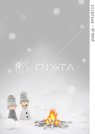 北国で暮らすかわいい小人の人形。クリスマスシーズンに焚火。新年やクリスマスのカード。 北国で暮らすかわいい小人の人形。クリスマスシーズンに焚火。新年やクリスマスのカード。 94528715