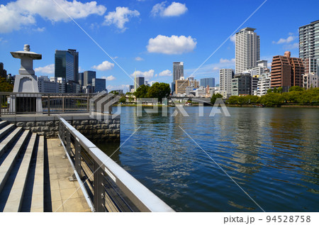 大阪　大川の八軒家浜周辺の風景 94528758
