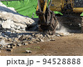 コンクリートスラブを破砕する解体重機 94528888