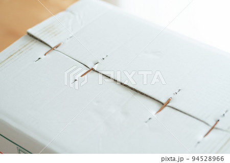金具のついたダンボールの底面 94528966