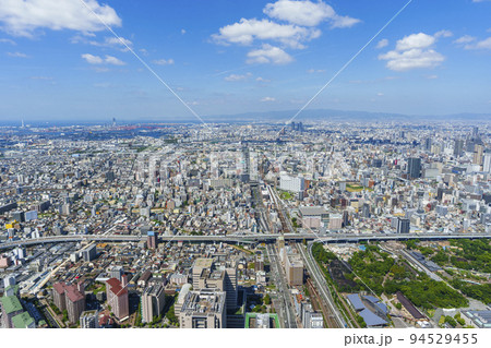 あべのハルカス展望台から見た大阪の都市風景 94529455