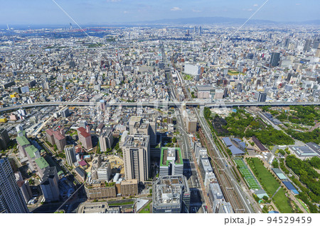 あべのハルカス展望台から見た大阪の都市風景 94529459
