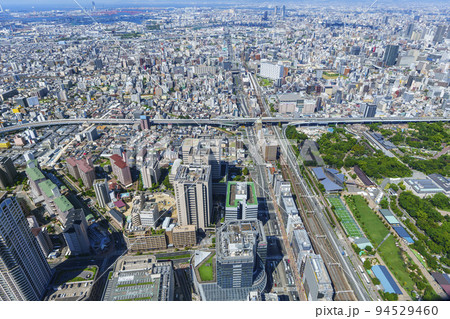 あべのハルカス展望台から見た大阪の都市風景 94529460