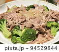 夕飯のメインは豚肉とブロッコリーの塩炒め 94529844
