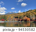 蓼科湖と晴れた空 94530582
