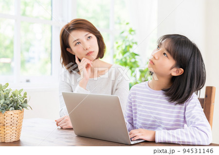 親子とパソコン　考える 94531146
