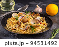 Seafood pasta with clams Spaghetti alle Vongole 94531492