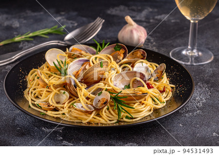 Seafood pasta with clams Spaghetti alle Vongole 94531493