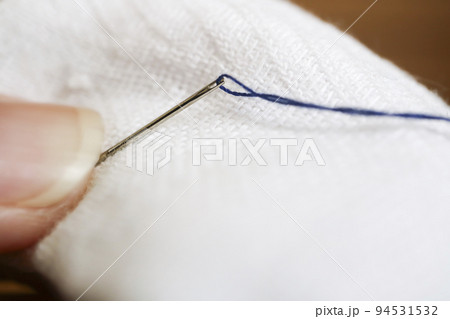 針と白いガーゼ、針穴に青い糸 94531532