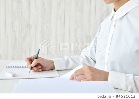 勉強に励む女性 94531612