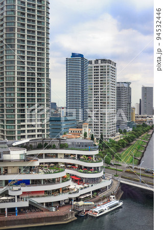 横浜駅東口のビルから見たヨコハマポートサイド地区高層ビル群と運河の風景 横浜駅東口のビルから見たヨコハマポートサイド地区高層ビル群と運河の風景 94532446