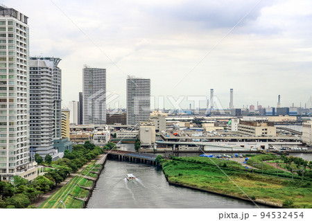 横浜駅東口のビルから見たヨコハマポートサイド地区高層ビル群と運河の風景 横浜駅東口のビルから見たヨコハマポートサイド地区高層ビル群と運河の風景 94532454