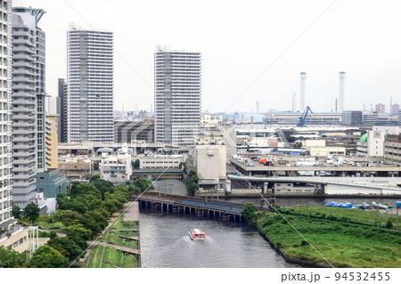 横浜駅東口のビルから見たヨコハマポートサイド地区高層ビル群と運河の風景 横浜駅東口のビルから見たヨコハマポートサイド地区高層ビル群と運河の風景 94532455