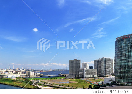 横浜駅東口のビルから見たヨコハマポートサイド地区ビル群と運河の風景 横浜駅東口のビルから見たヨコハマポートサイド地区ビル群と運河の風景 94532458
